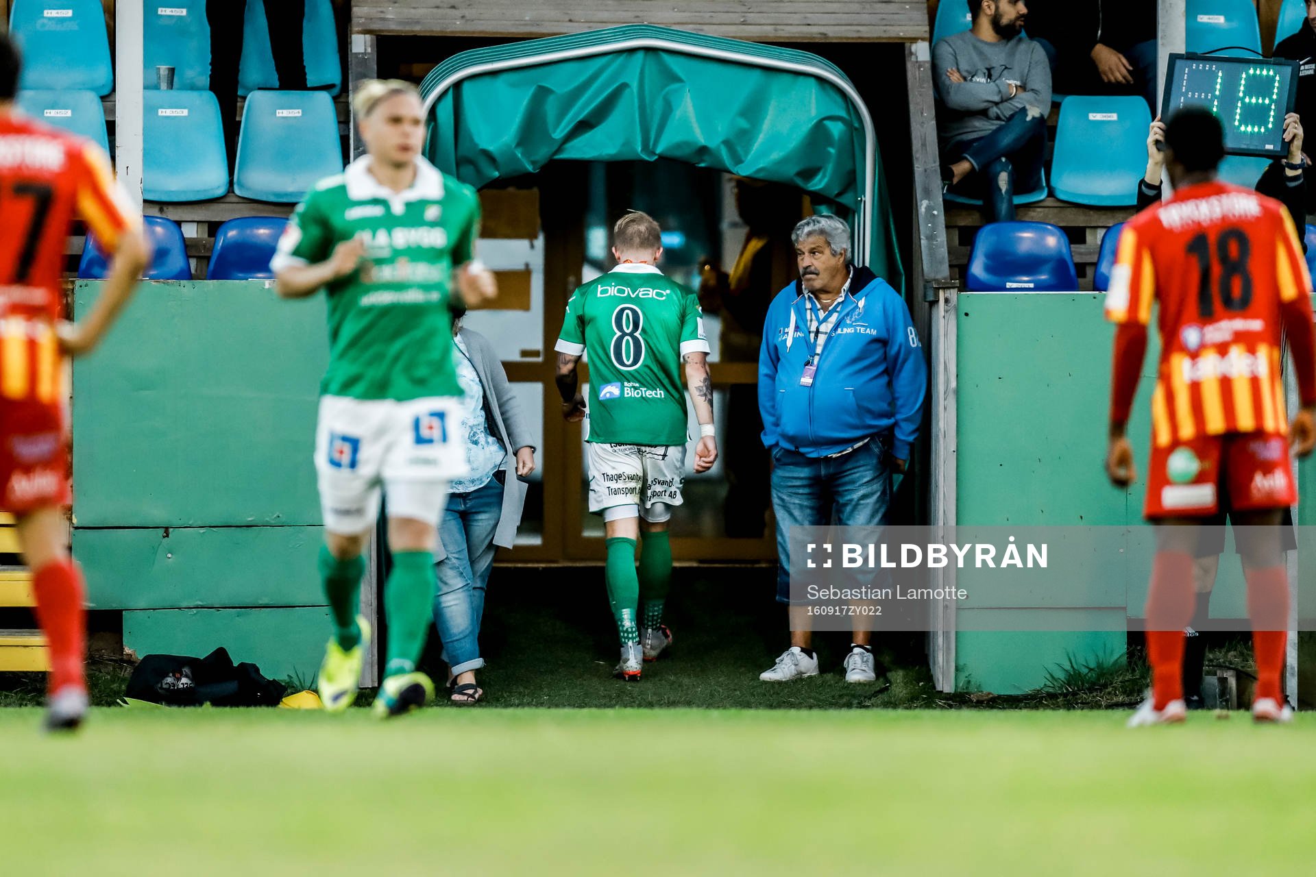Ljungskiles Tim Nilsen blir utbytt och går ut i