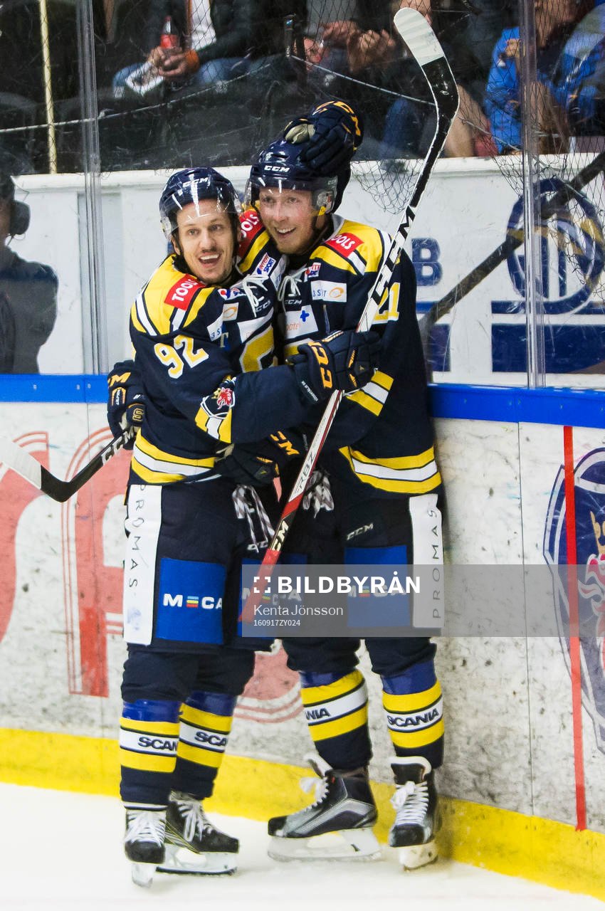 Södertäljes Johan Skinnars och Jonas Westerling jublar