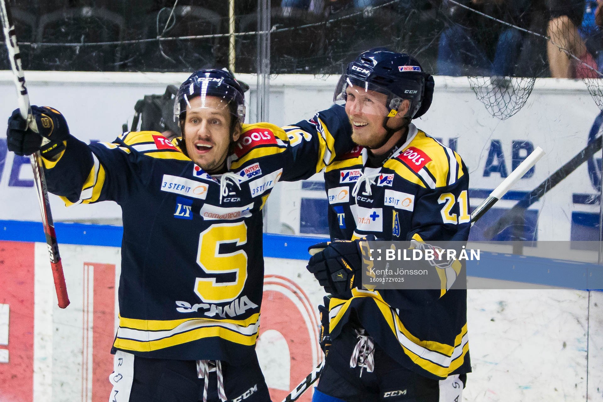 Södertäljes Jonas Westerling (v) jublar med Johan Skinnars