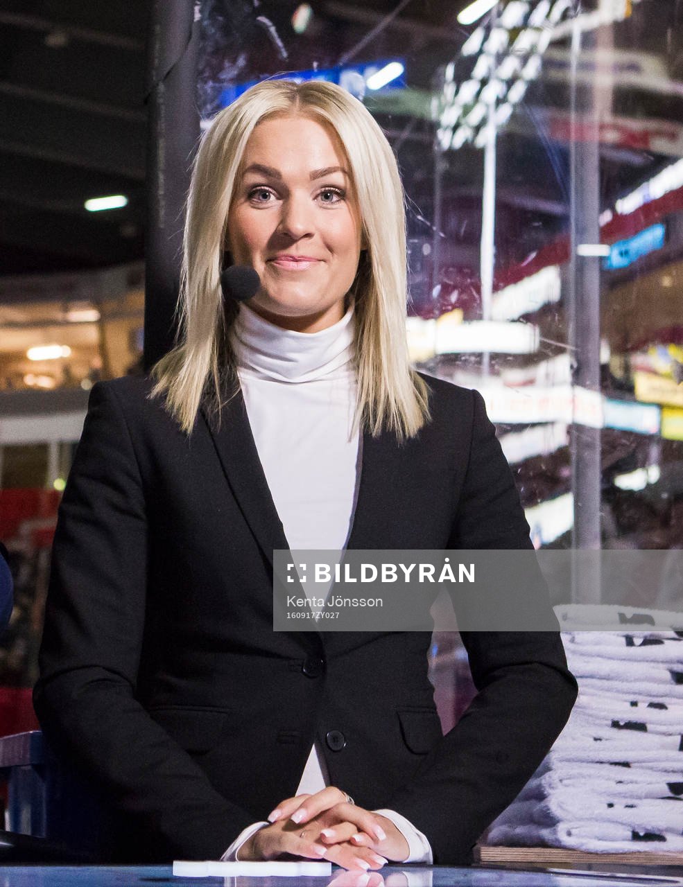 Cmore programledare Ida Björnstad innan ishockeymatchen i