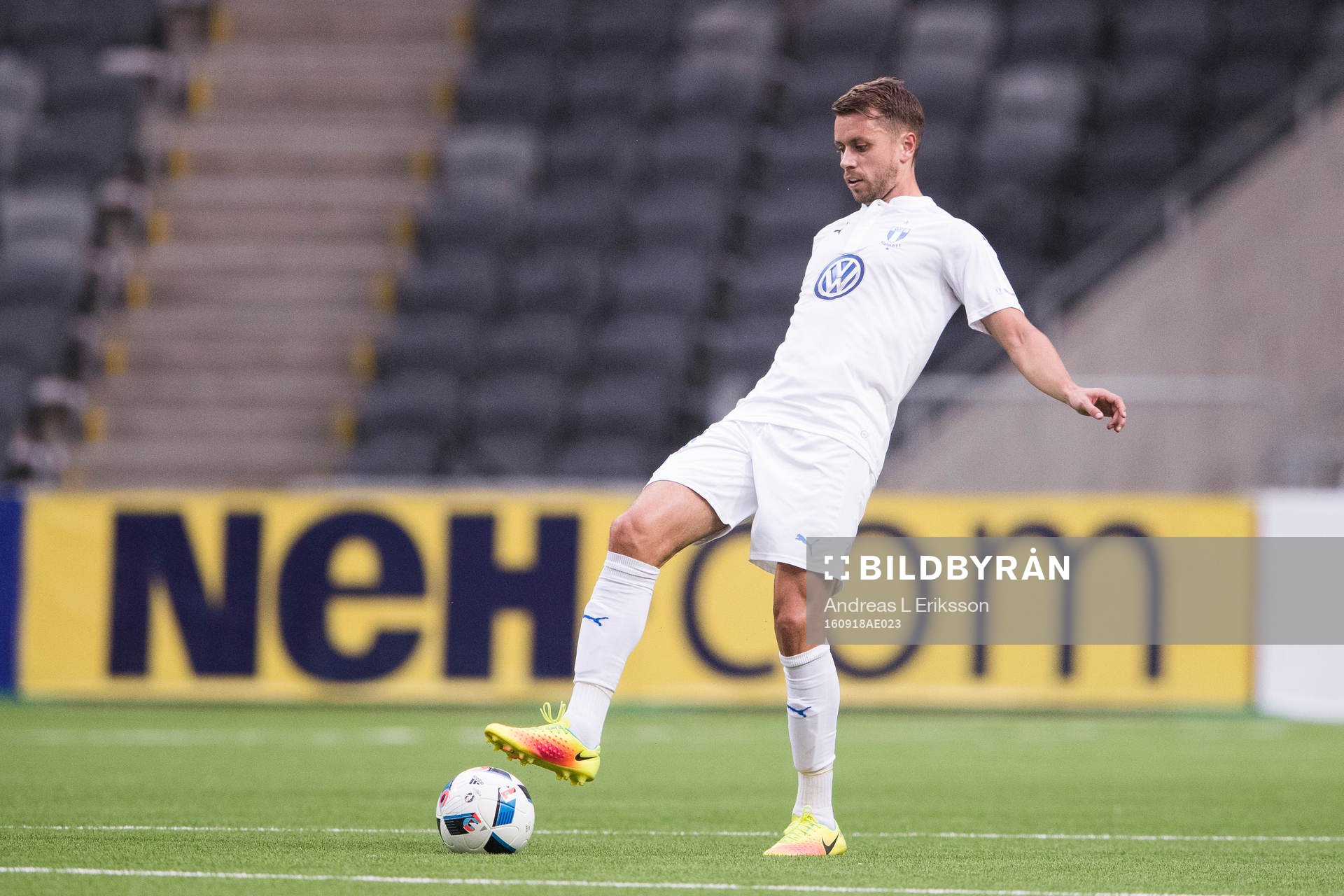 Malmö FFs Kari Arnason med bollen