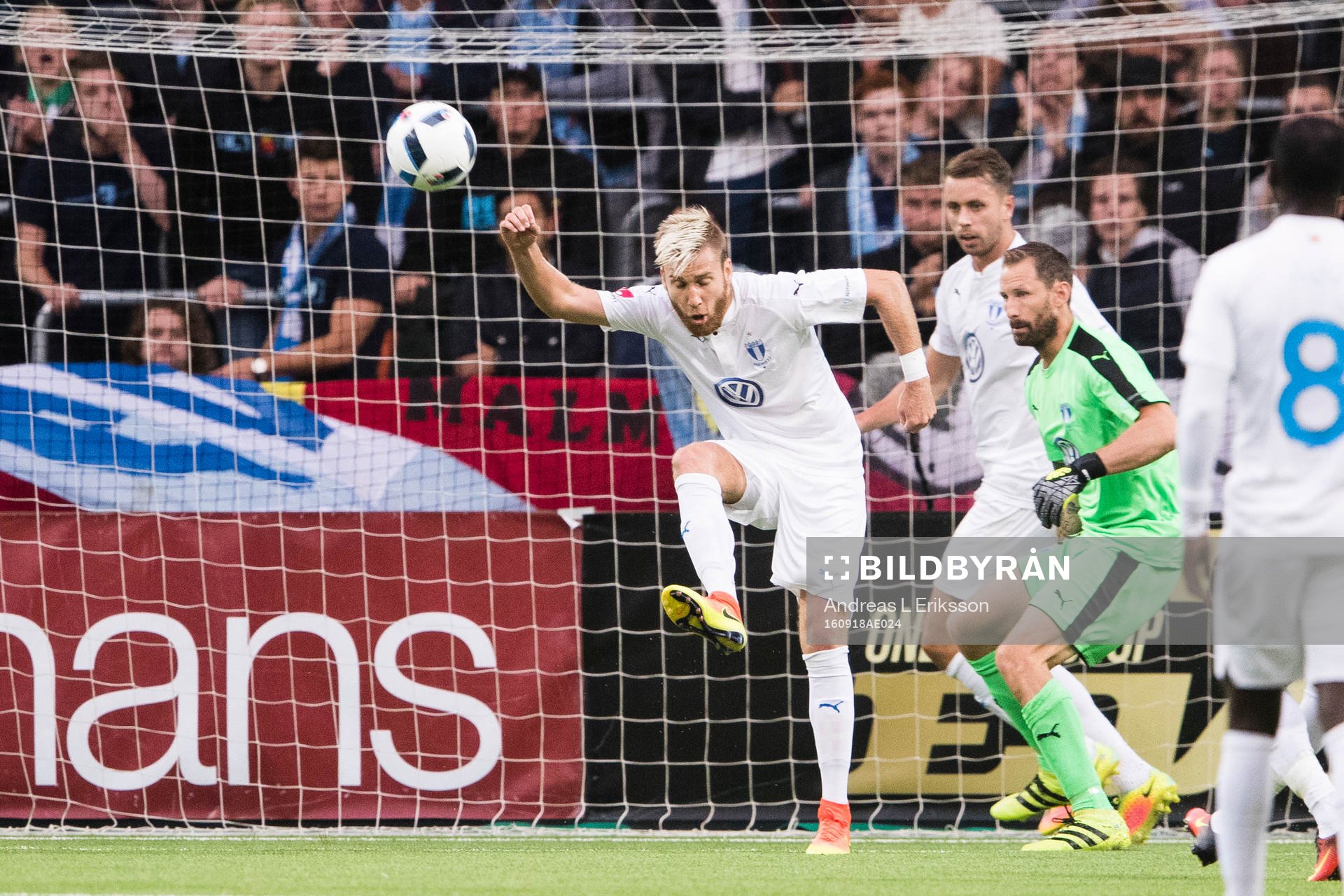 Malmö FFs Rasmus Bengtsson räddar ett skott från att gå