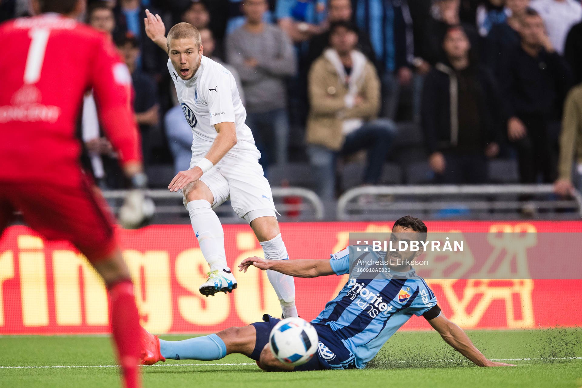 Malmö FFs Anton Tinnerholm med ett inlägg förbi