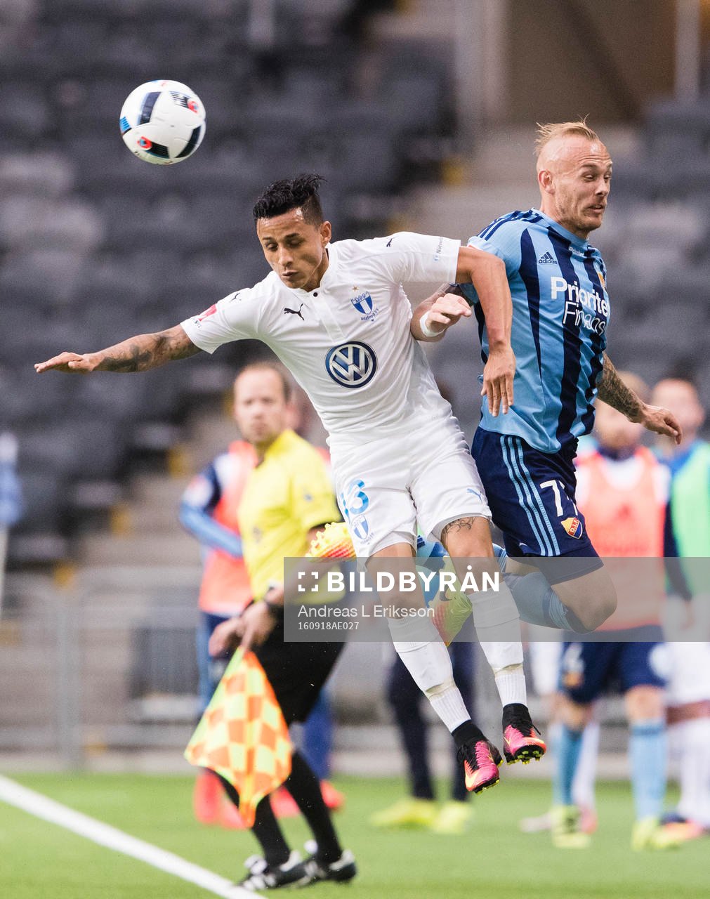 Malmö FFs Yoshimar Yotún i en nickduell med Djurgårdens Magnus Eriksson under fotbollsmatchen i Allsvenskan mellan Djurgården och Malmö FF den 18 september 2016 i Stockholm.