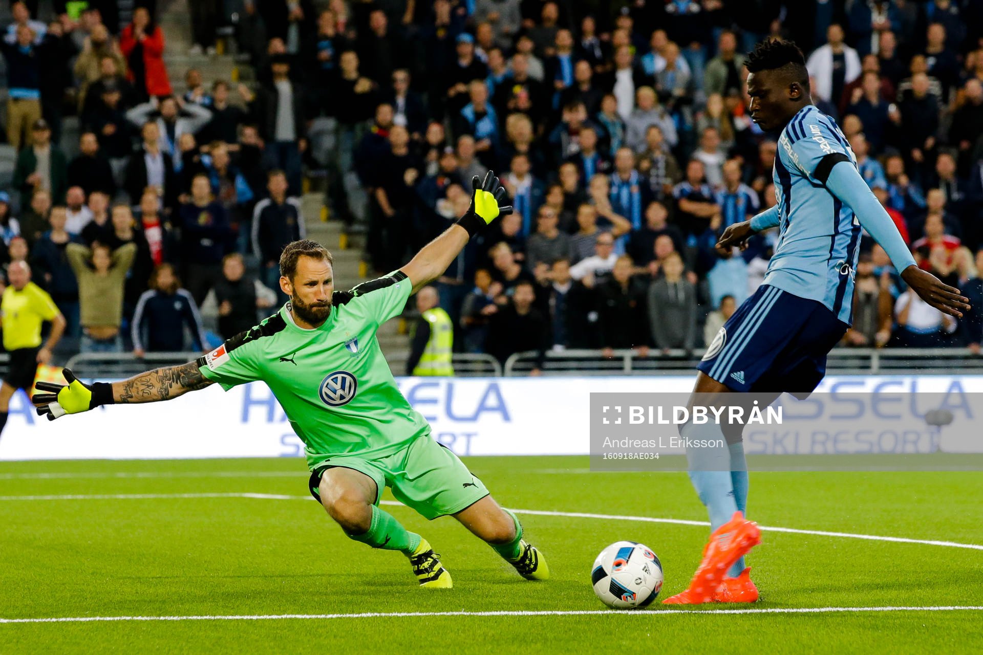 Malmö FFs målvakt Johan Wiland försvarar mot