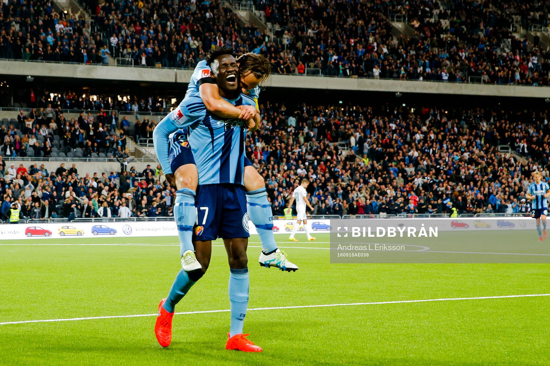 Djurgårdens Michael Olunga och Kevin Walker jublar efter 3-1 under fotbollsmatchen i Allsvenskan mellan Djurgården och Malmö FF den 18 september 2016 i Stockholm.