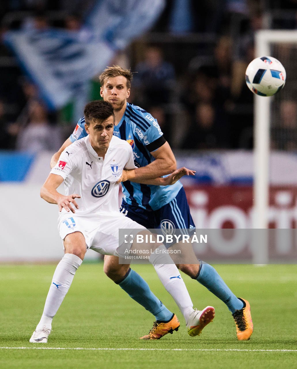 Malmö FFs Alexander Jeremejeff och Djurgårdens Niklas Gunnarsson under fotbollsmatchen i Allsvenskan mellan Djurgården och Malmö FF den 18 september 2016 i Stockholm.