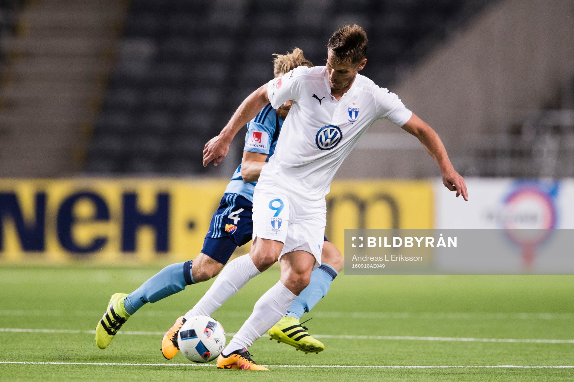 Djurgårdens Jacob Une Larsson och Malmö FFs Markus Rosenberg under fotbollsmatchen i Allsvenskan mellan Djurgården och Malmö FF den 18 september 2016 i Stockholm.