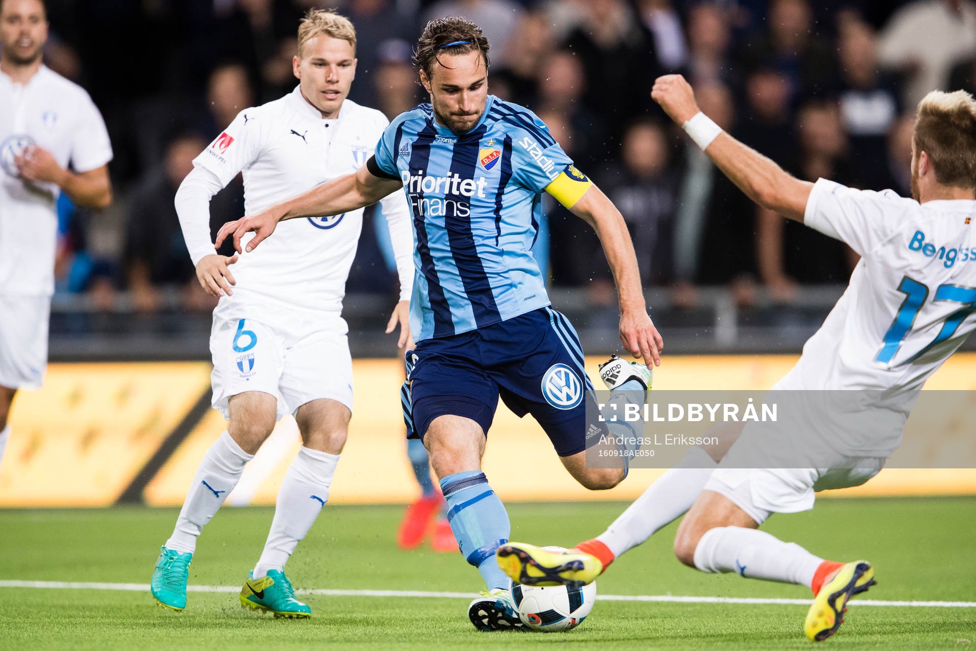 Djurgårdens Kevin Walker med ett skott som bryts av Malmö FFs Rasmus Bengtsson under fotbollsmatchen i Allsvenskan mellan Djurgården och Malmö FF den 18 september 2016 i Stockholm.