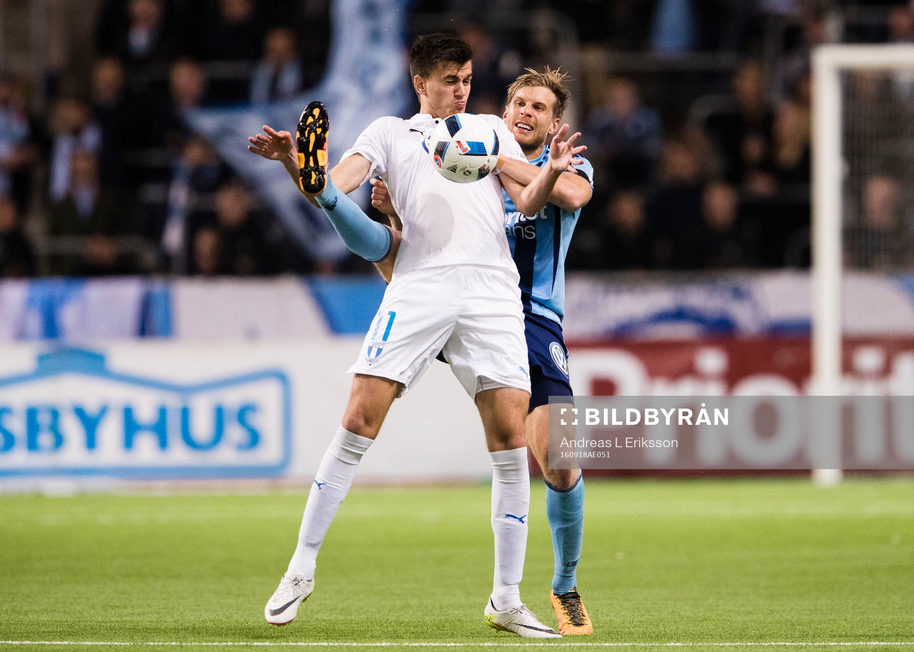 Malmö FFs Alexander Jeremejeff och Djurgårdens Niklas Gunnarsson under fotbollsmatchen i Allsvenskan mellan Djurgården och Malmö FF den 18 september 2016 i Stockholm.