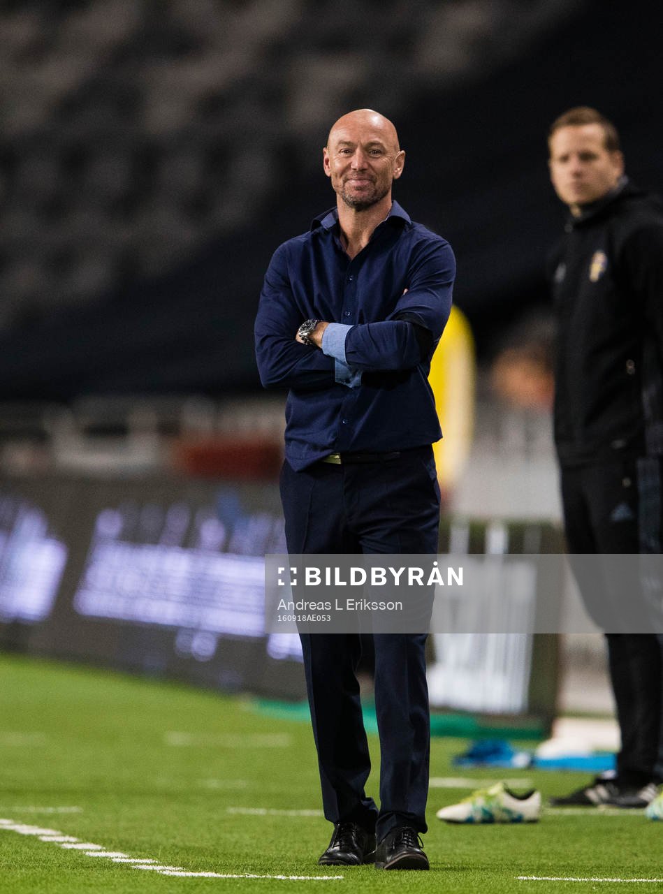 En glad Djurgårdens tränare Mark Dempsey under fotbollsmatchen i Allsvenskan mellan Djurgården och Malmö FF den 18 september 2016 i Stockholm.