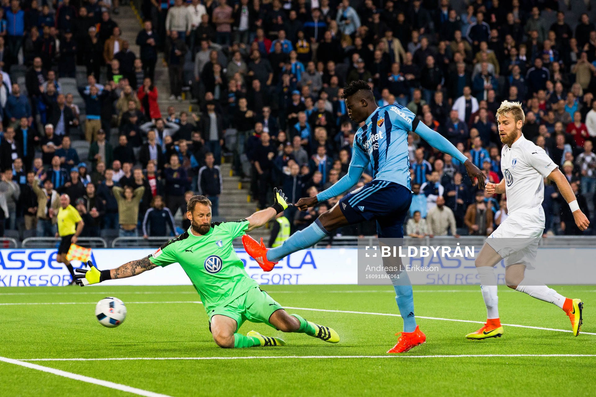 Djurgårdens Michael Olunga med ett skott mot Malmö FFs