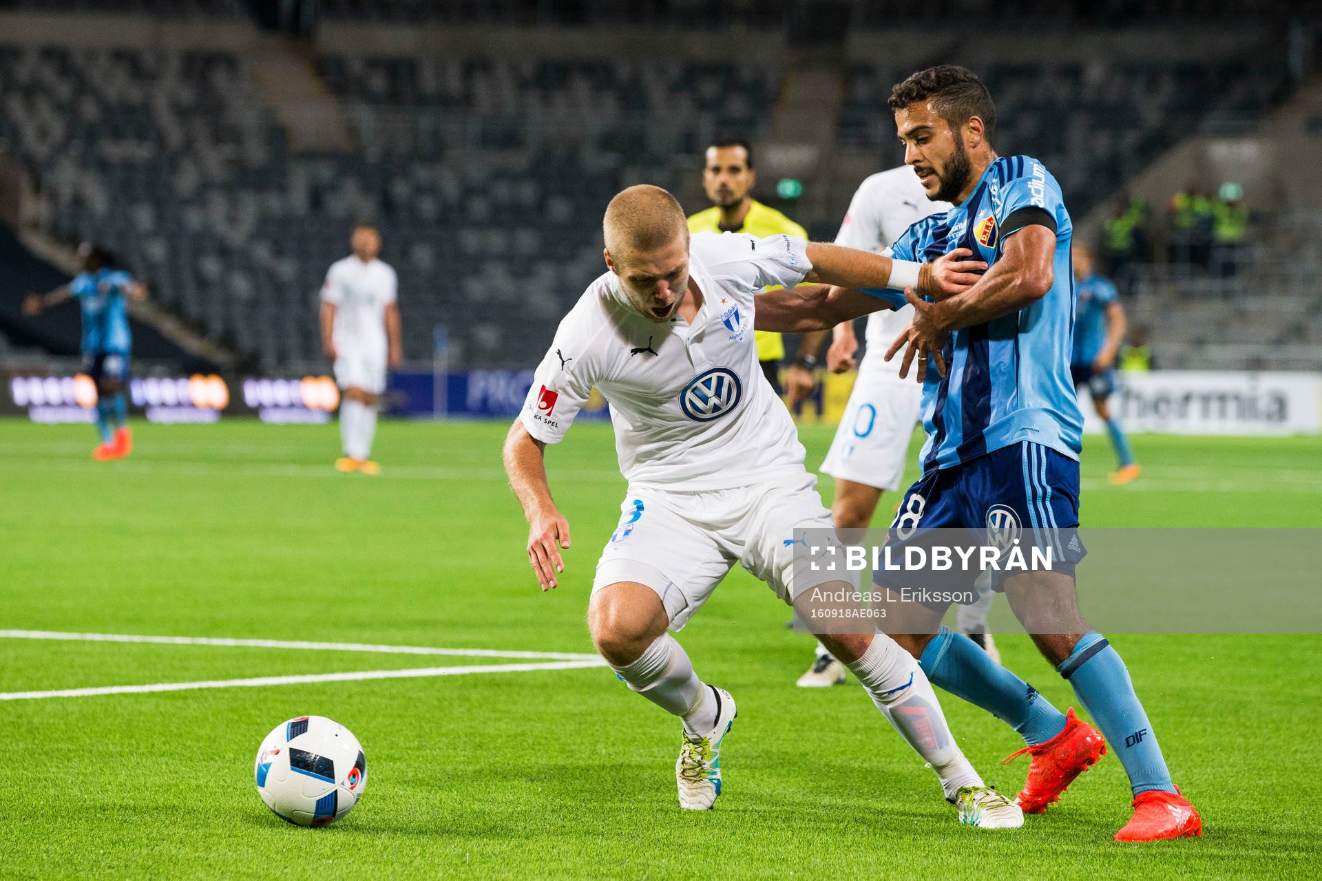 Malmö FFs Anton Tinnerholm i kamp om bollen med