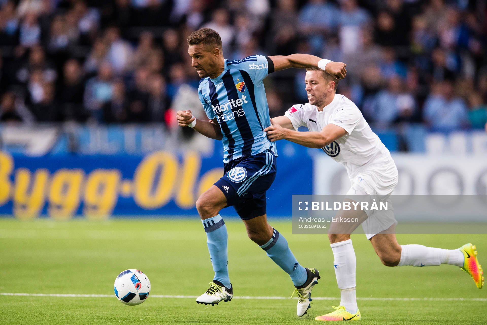 Djurgårdens Mathias Ranegie blir dragen i tröjan av