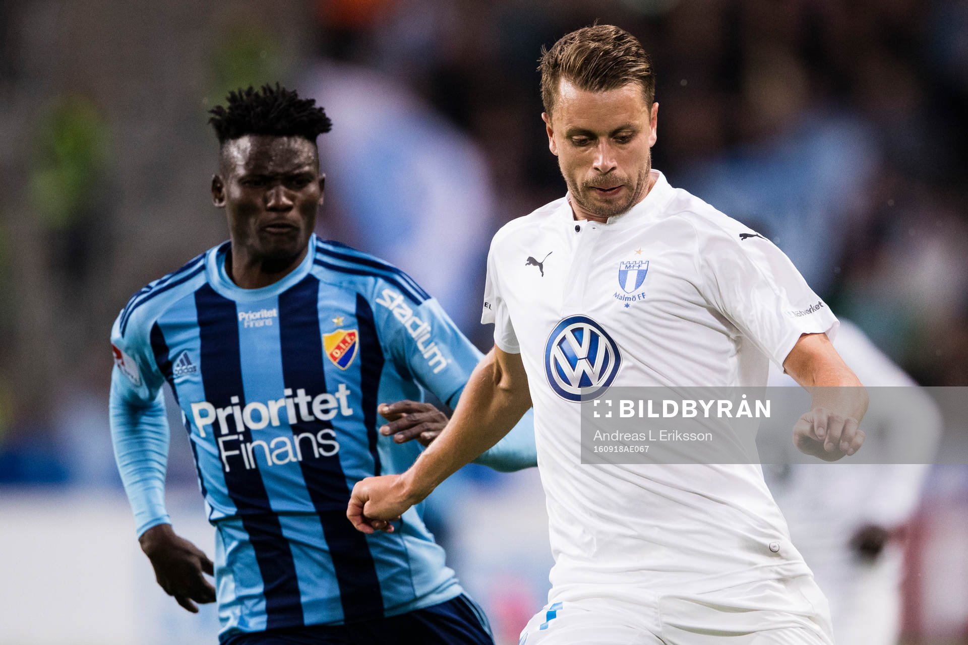 Djurgårdens Michael Olunga och Malmö FFs Kari Arnason