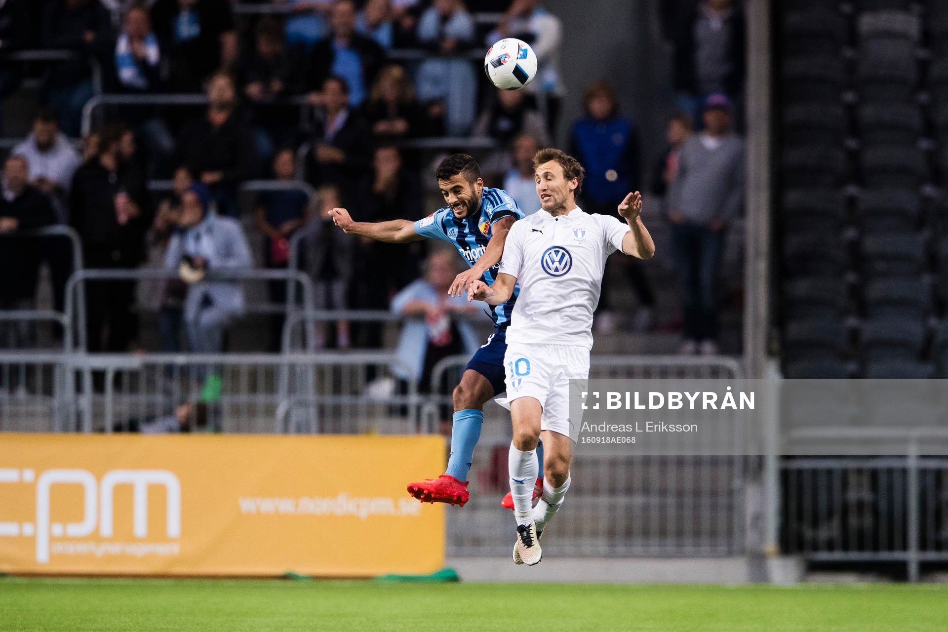 Djurgårdens Othman El Kabir i en nickduell med Malmö FFs