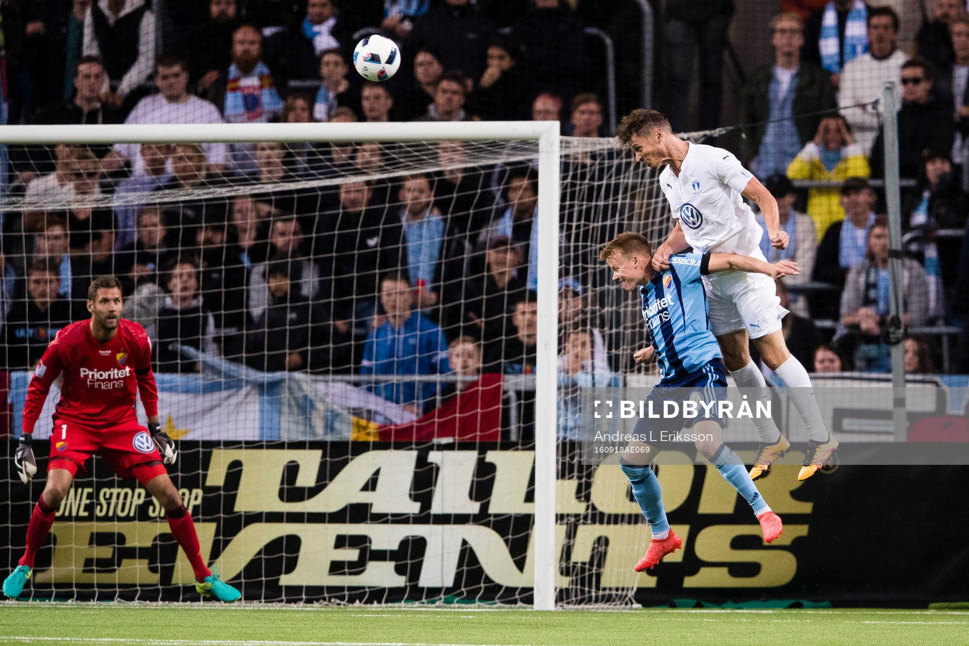 Djurgårdens i en nickduell med Malmö FFs Markus Rosenberg