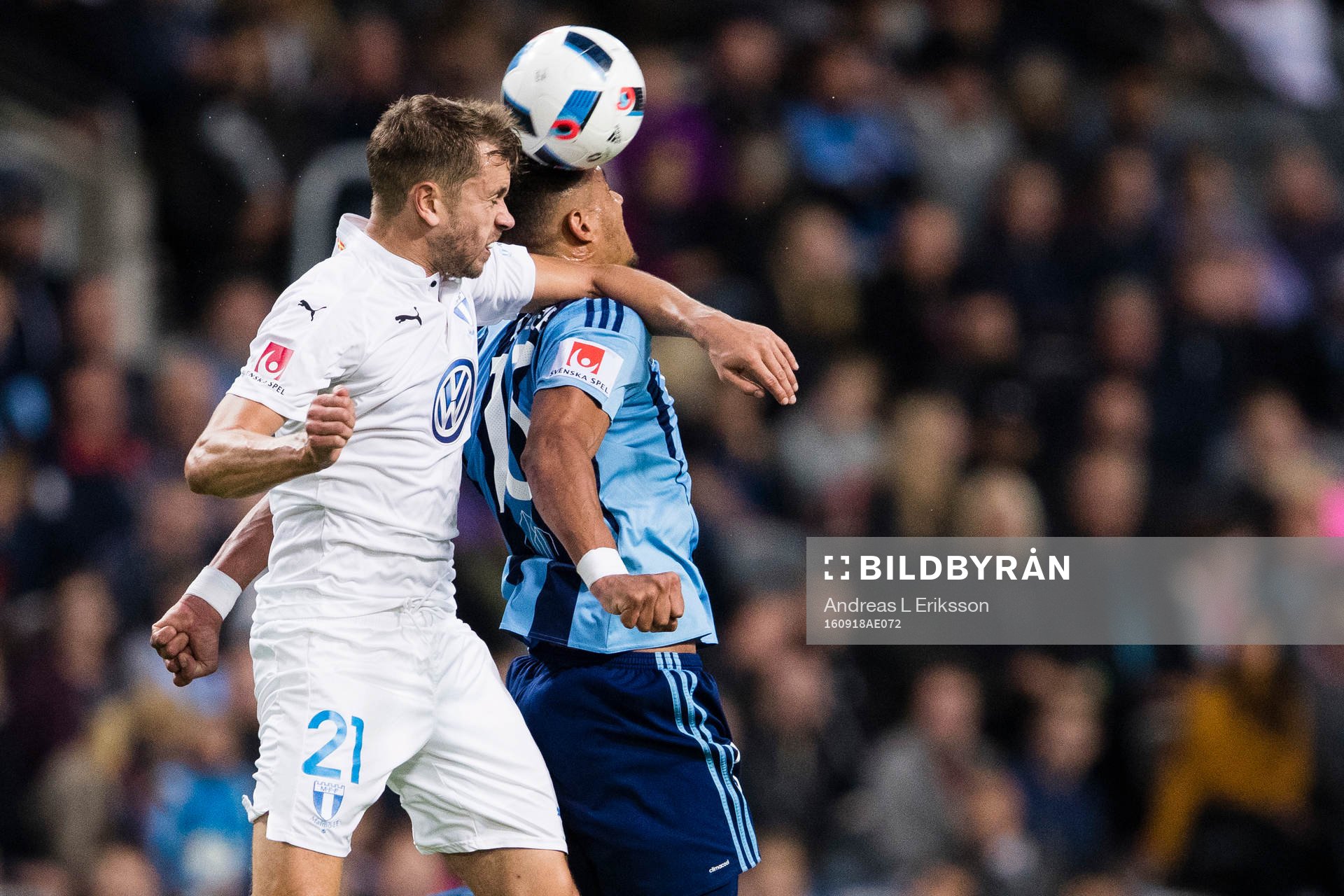 Malmö FFs Kari Arnason i en nickduell med Djurgårdens