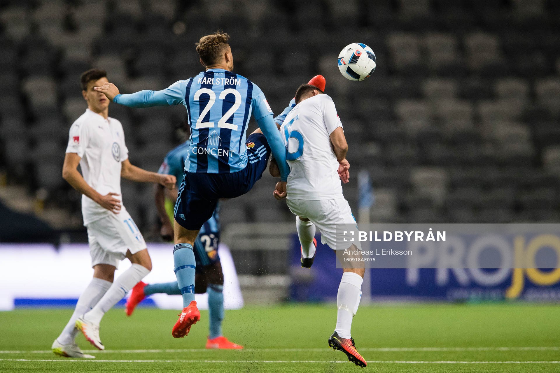 Djurgårdens Jesper Karlström med en högspark mot Malmö FFs Erdal Rakip under fotbollsmatchen i Allsvenskan mellan Djurgården och Malmö FF den 18 september 2016 i Stockholm.