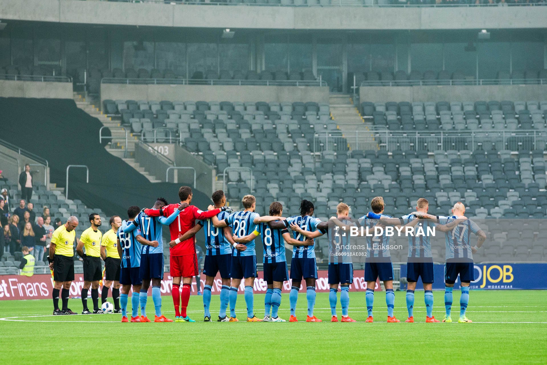 Djurgårdens spelare håller om varann