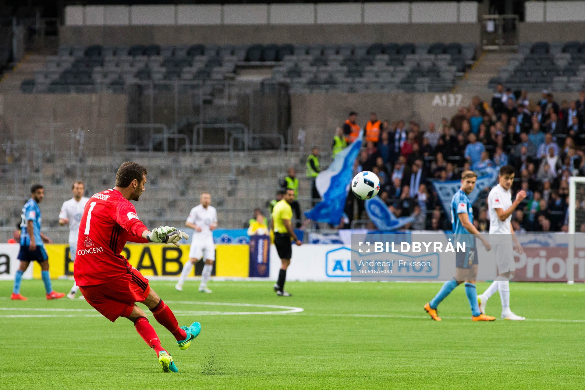 Djurgårdens målvakt Andreas Isaksson med en frispark