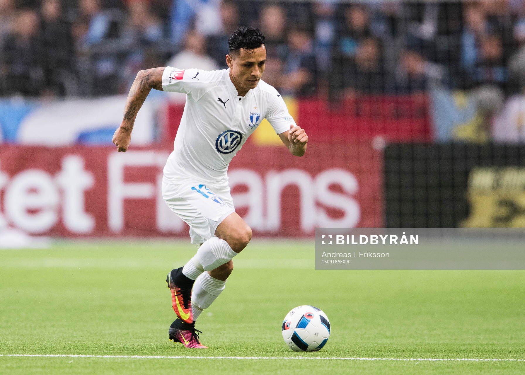 Malmö FFs Yoshimar Yotún med bollen