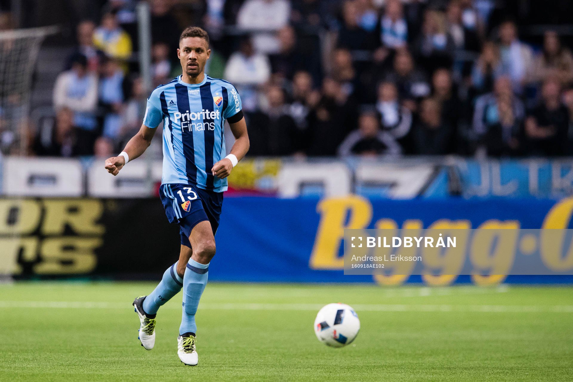 Djurgårdens Mathias Ranegie med bollen