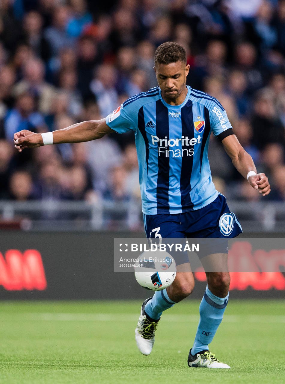 Djurgårdens Mathias Ranegie med bollen
