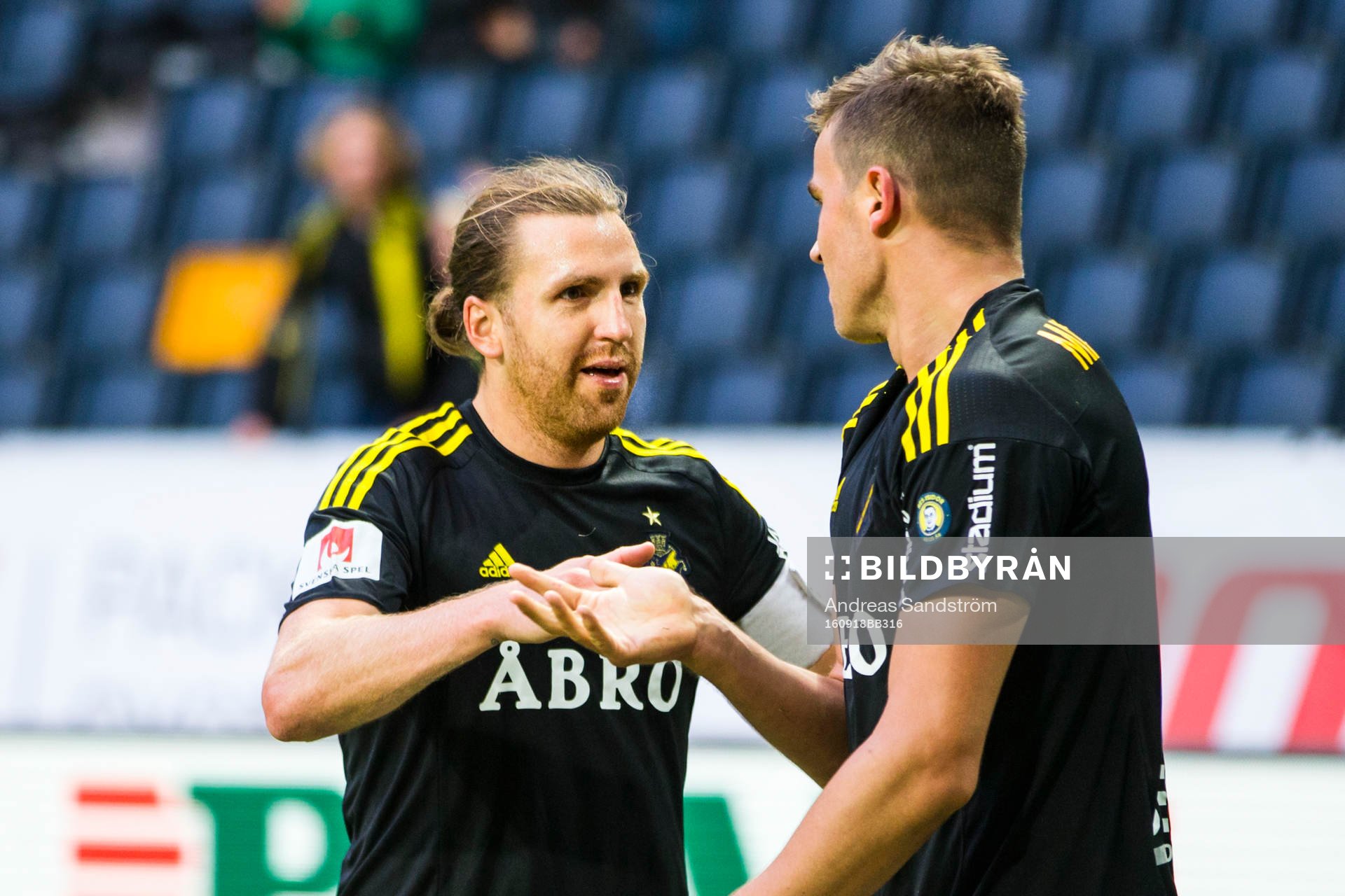s Nils-Eric Johansson och Eero Markkanen jublar