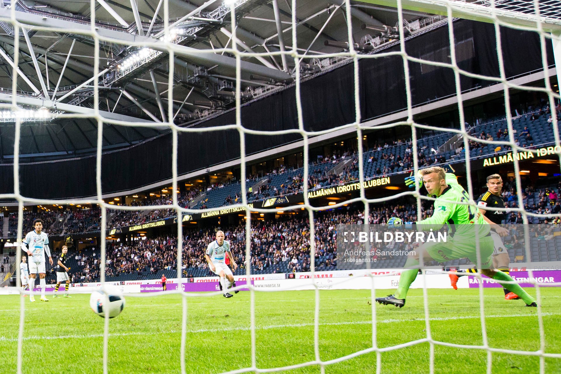 s Eero Markkanen gör 1-0 bakom Gefles målvakt Andreas