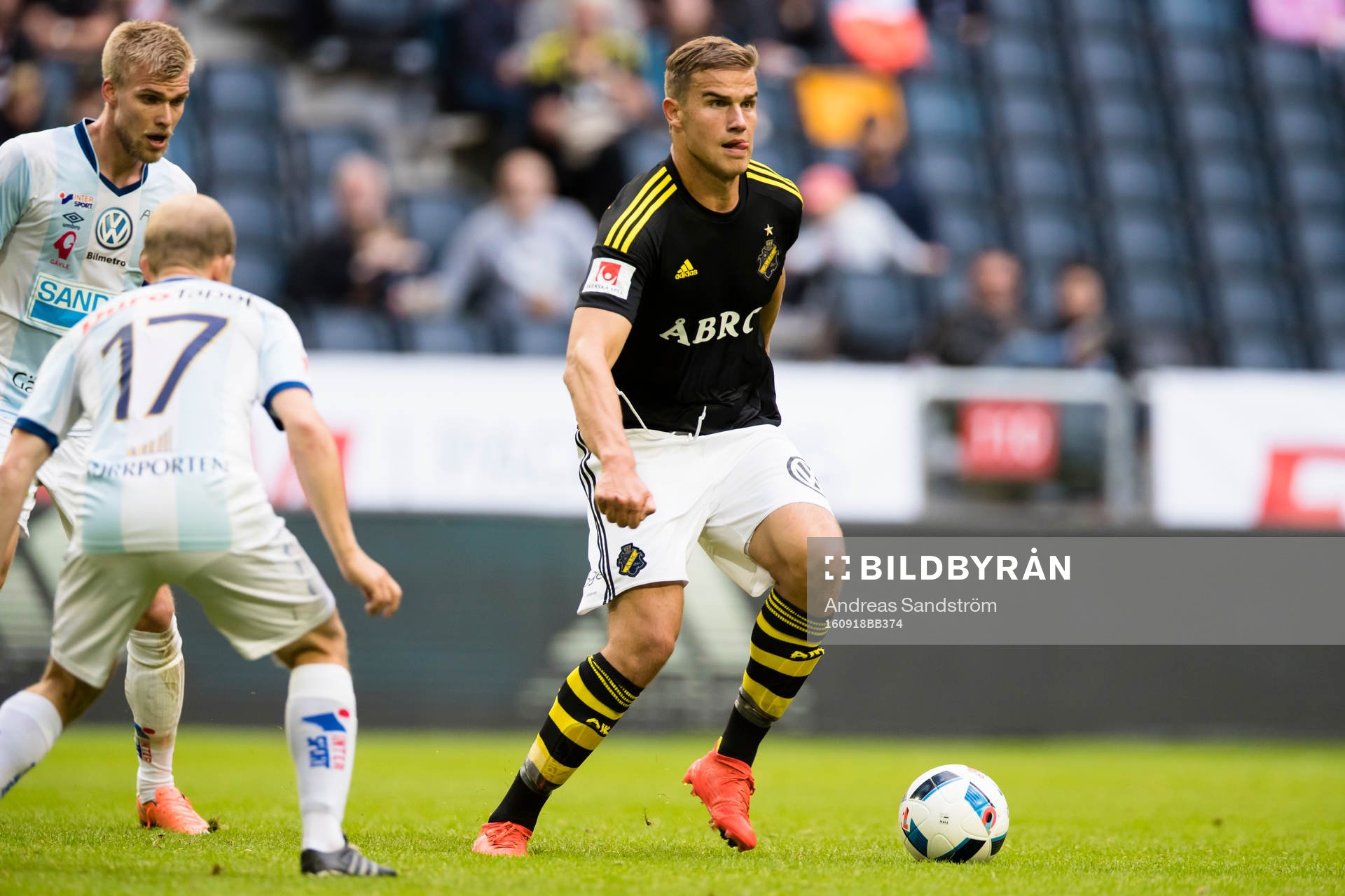 s Eero Markkanen med boll