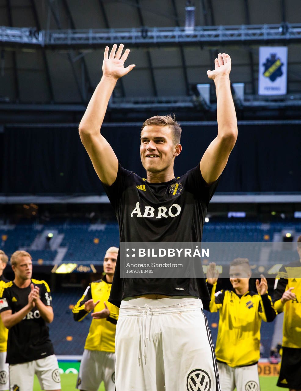 s Eero Markkanen ser glad ut då han tackar publiken