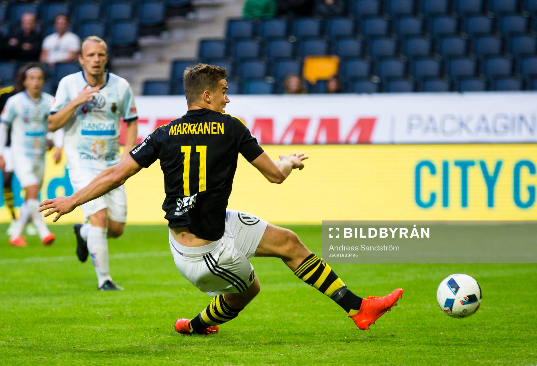 s Eero Markkanen med ett skott framför mål
