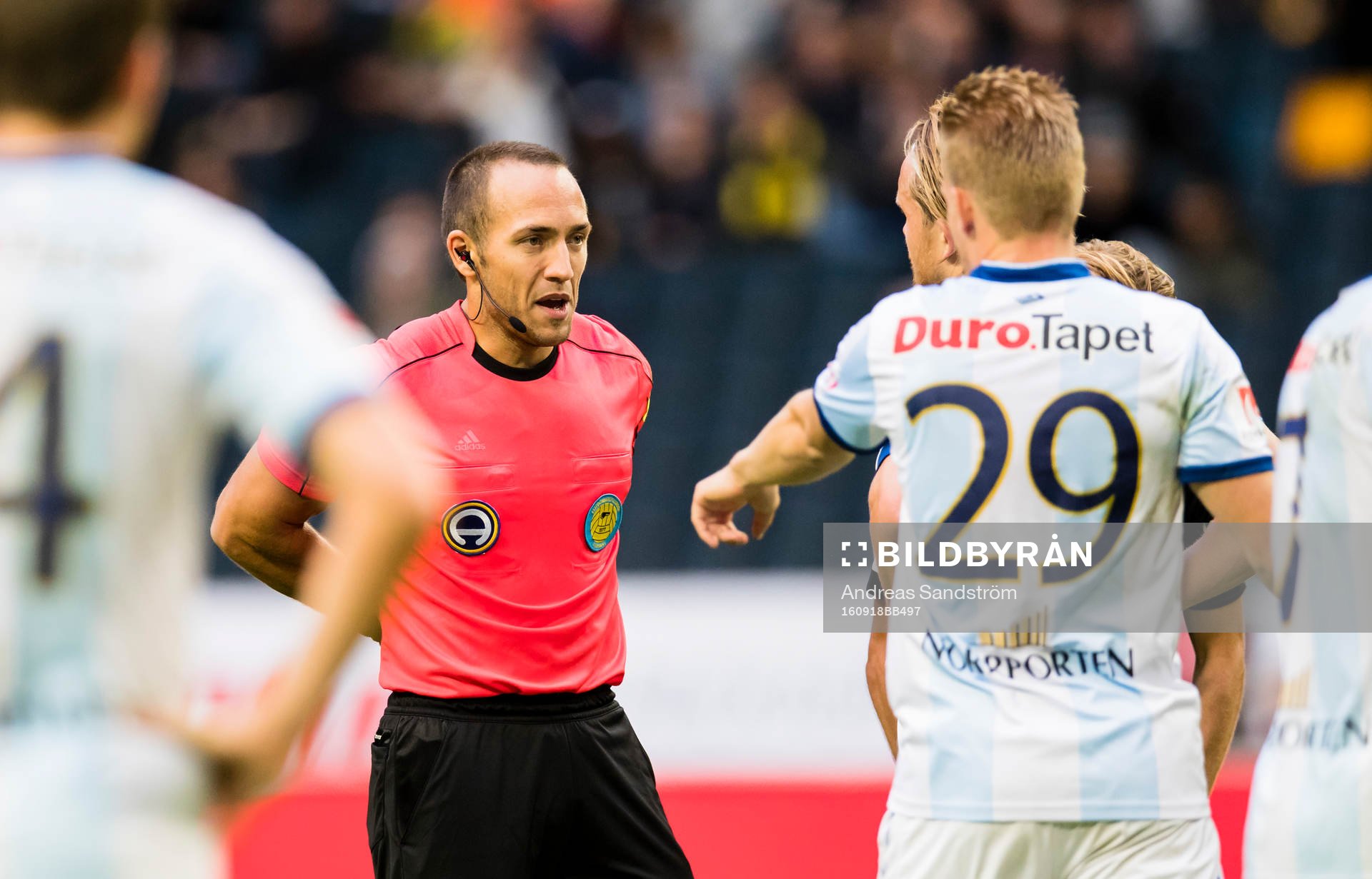 Domare Kaspar Sjöberg diskuterar med Gefles spelare