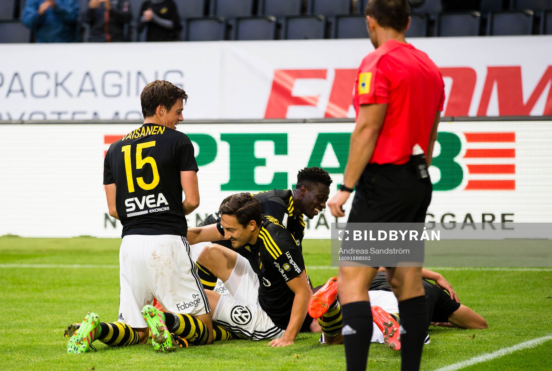 s Eero Markkanen gör 1-0 och gratuleras av lagkamrater