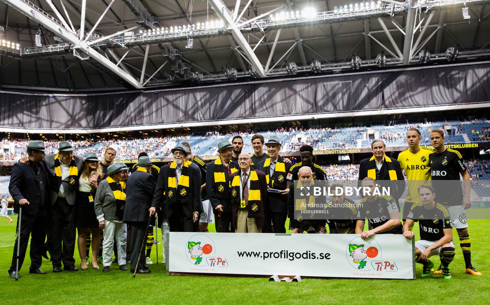 s spelare med pensionerade AIK medlemmar som maskotar