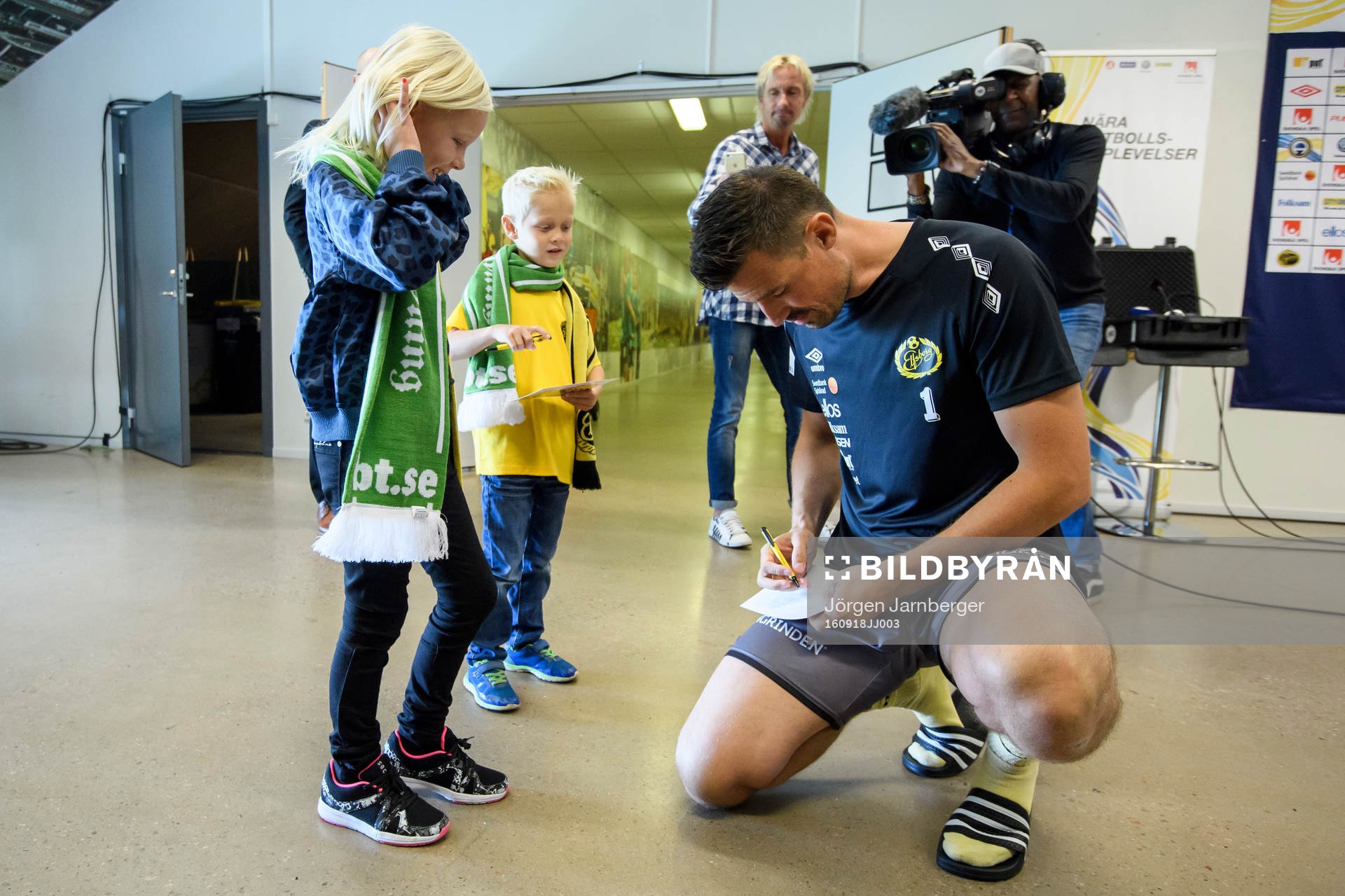 Elfsborgs målvakt Kevin Stuhr Ellegaard skriver autografer