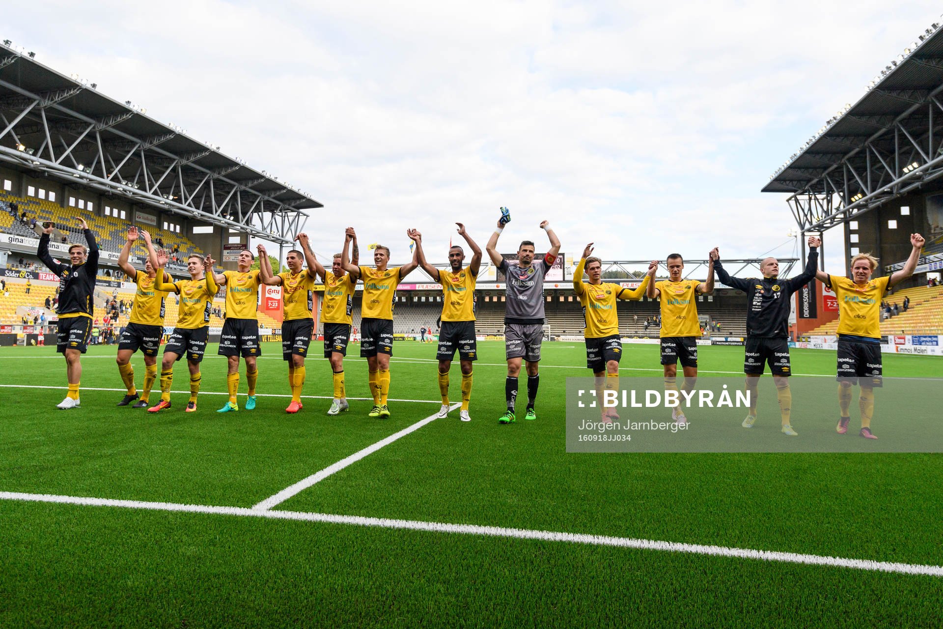 Elfsborgs spelare tackar publiken efter fotbollsmatchen i Allsvenskan mellan Elfsborg och Falkenberg den 18 september 2016 i BORÅS.