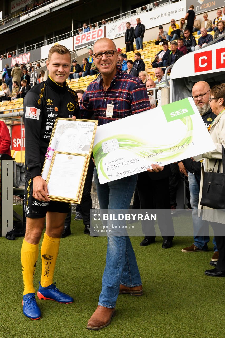 Elfsborgs Viktor Claesson tar emot pris från Sven Jonasson