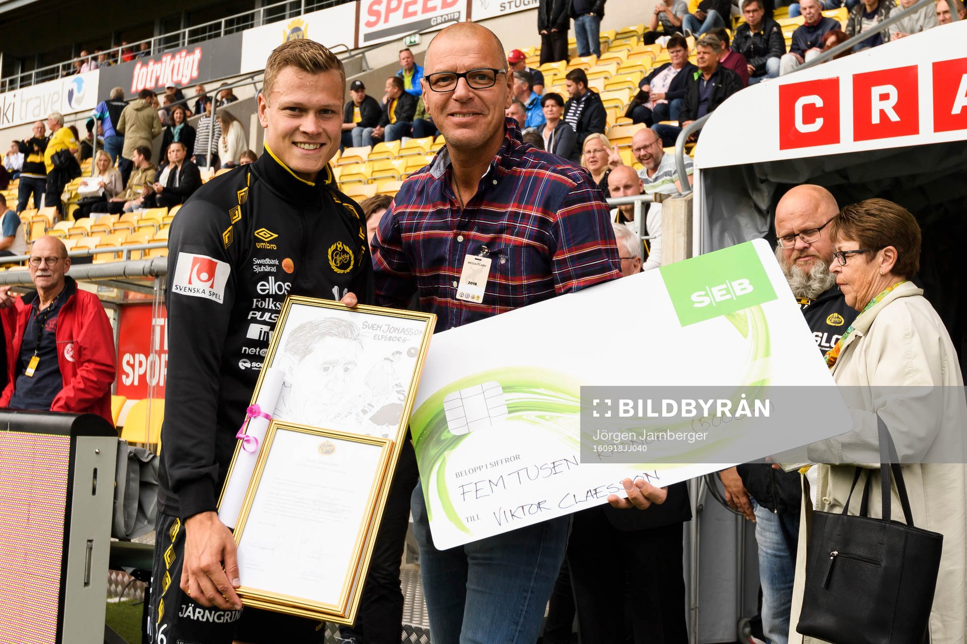 Elfsborgs Viktor Claesson tar emot pris från Sven Jonasson
