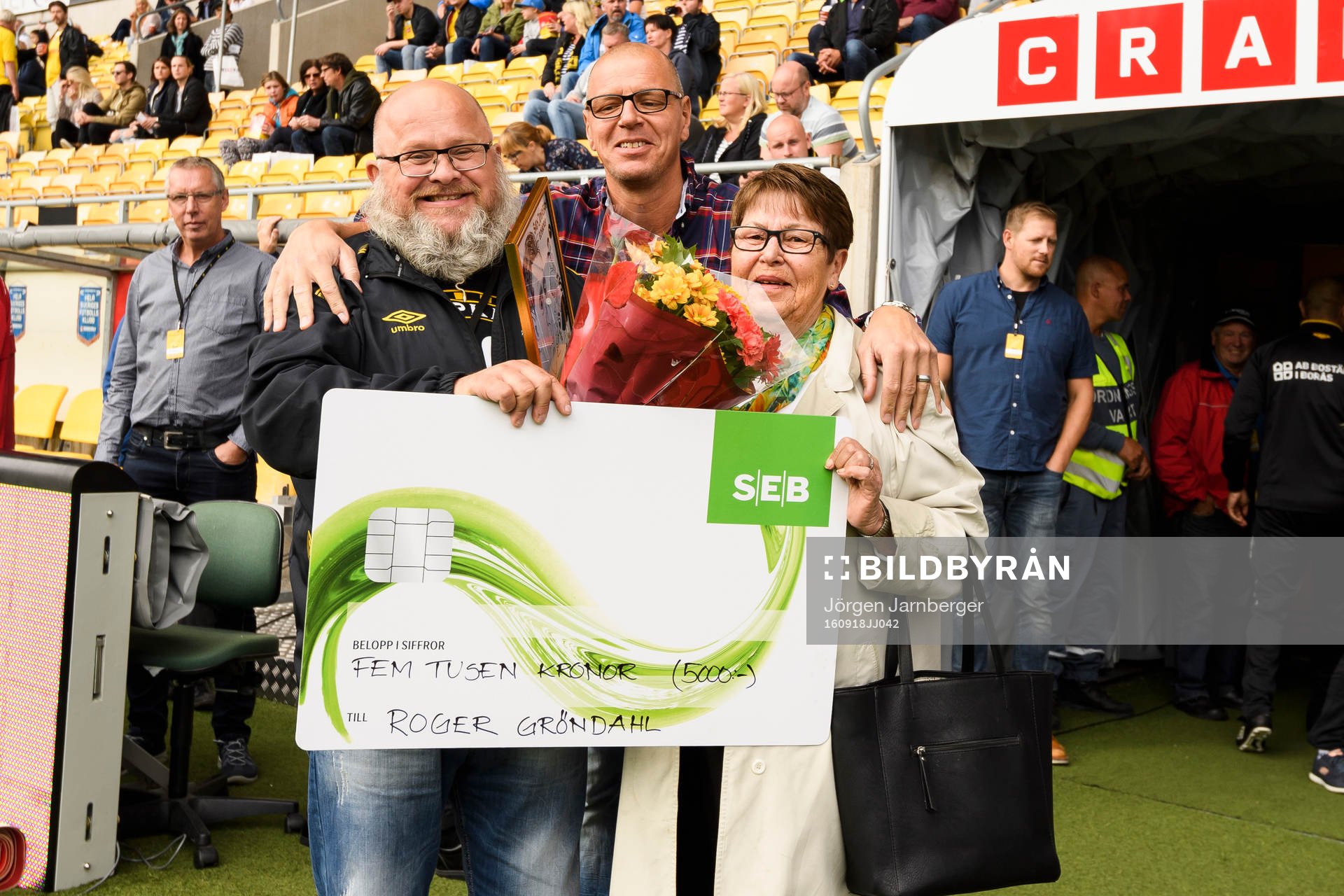 Elfsborgs SLO Roger Gröndahl tar emot pris från Sven