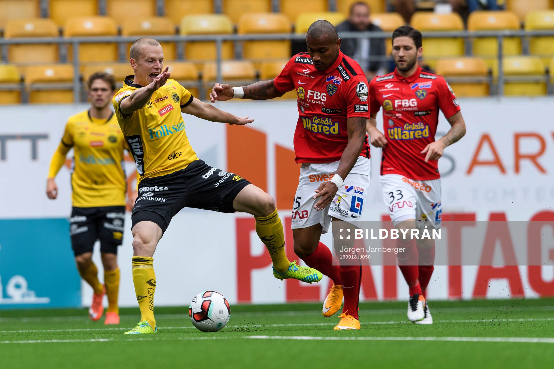 Kamp mellan Elfsborgs Daniel Gustavsson och Falkenbergs Felipe Carvalho där domaren tilldömde straff för Elfsborg under fotbollsmatchen i Allsvenskan mellan Elfsborg och Falkenberg den 18 september 2016 i BORÅS.