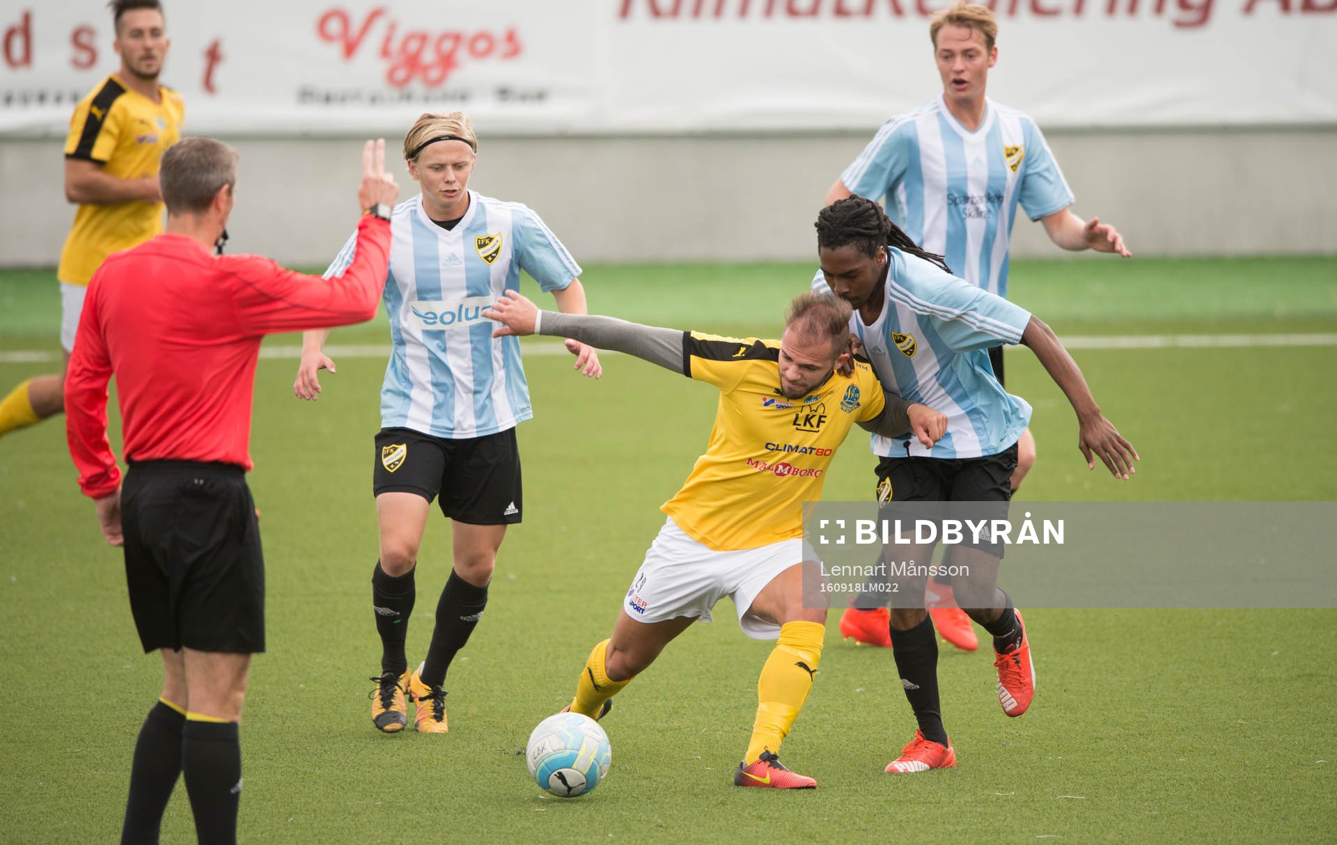 IFK Hässleholms Ayanda Nkili i fotbollsmatchen i division