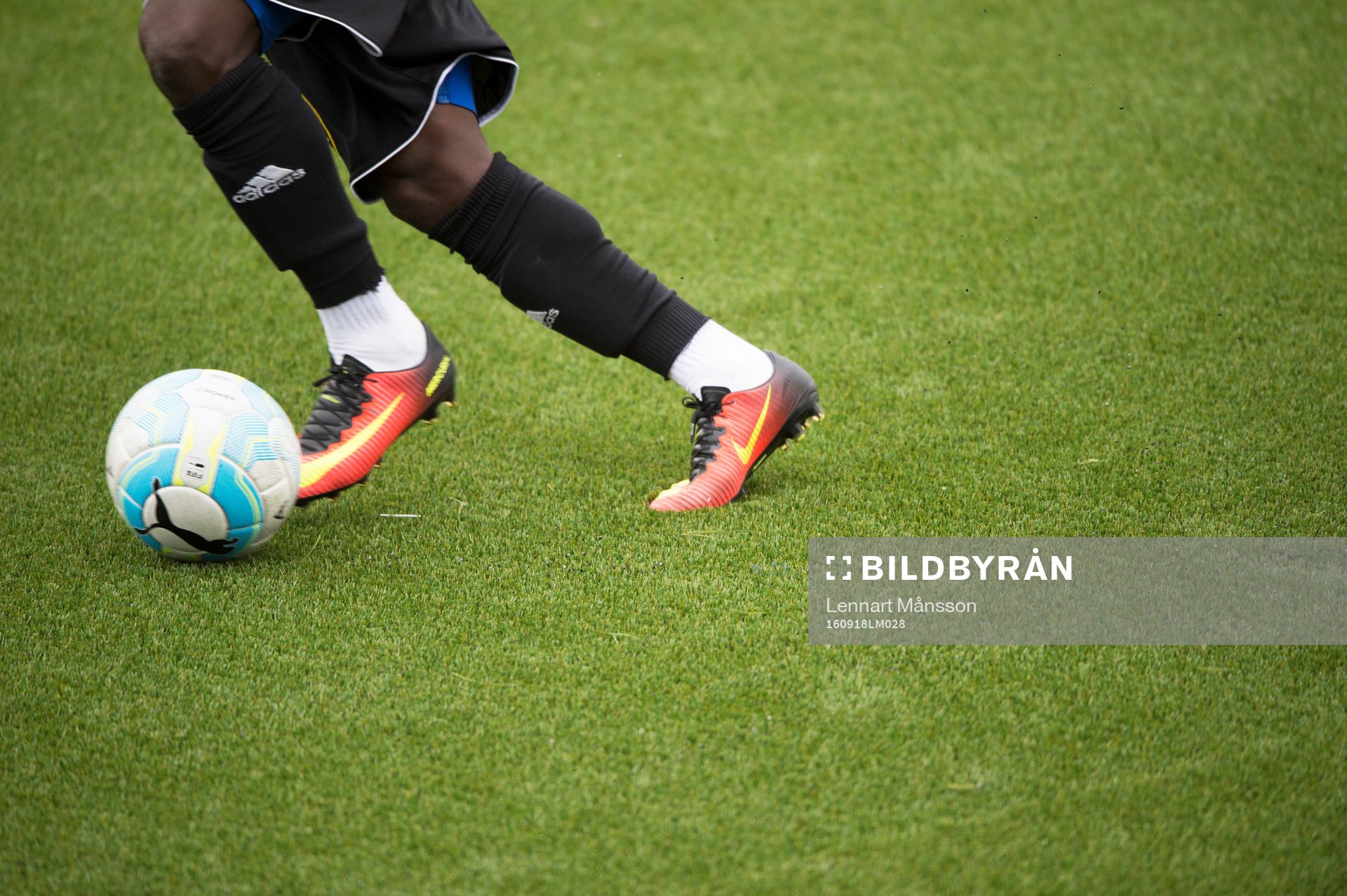 Dribbling i fotbollsmatchen i division 2 mellan Lunds BK