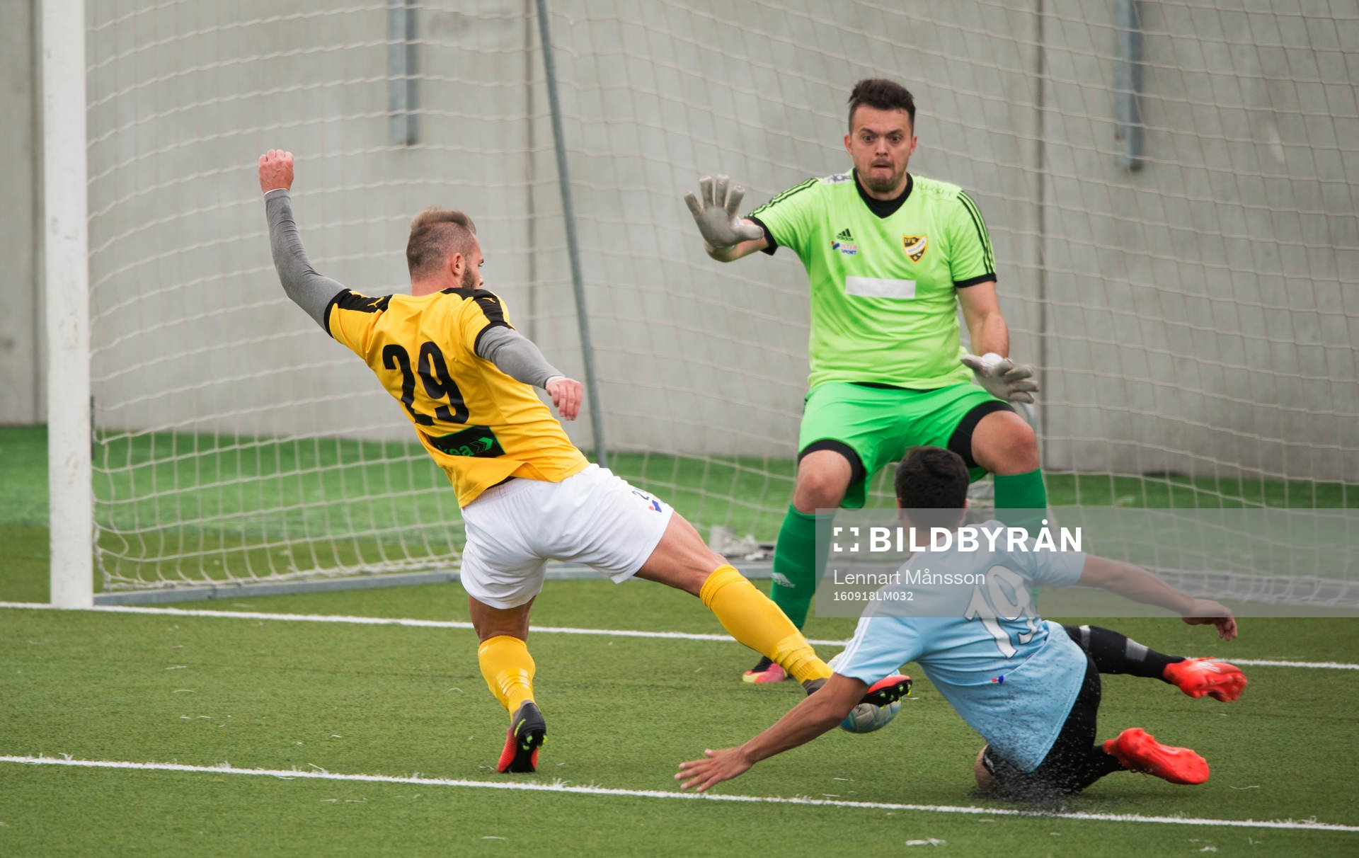 Lund nära överlista IFK Hässleholms målvakt Krenar Ejupi i fotbollsmatchen i division 2 mellan Lunds BK och IFK Hässleholm i Lund 18 september 2016.