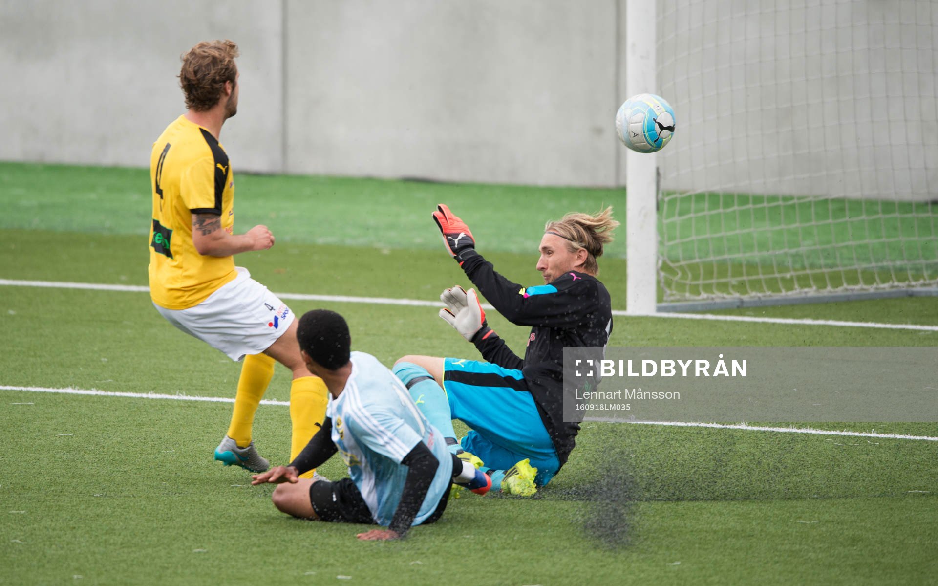 IFK Hässleholms Kevin Thompson överlistar Lunds målvakt