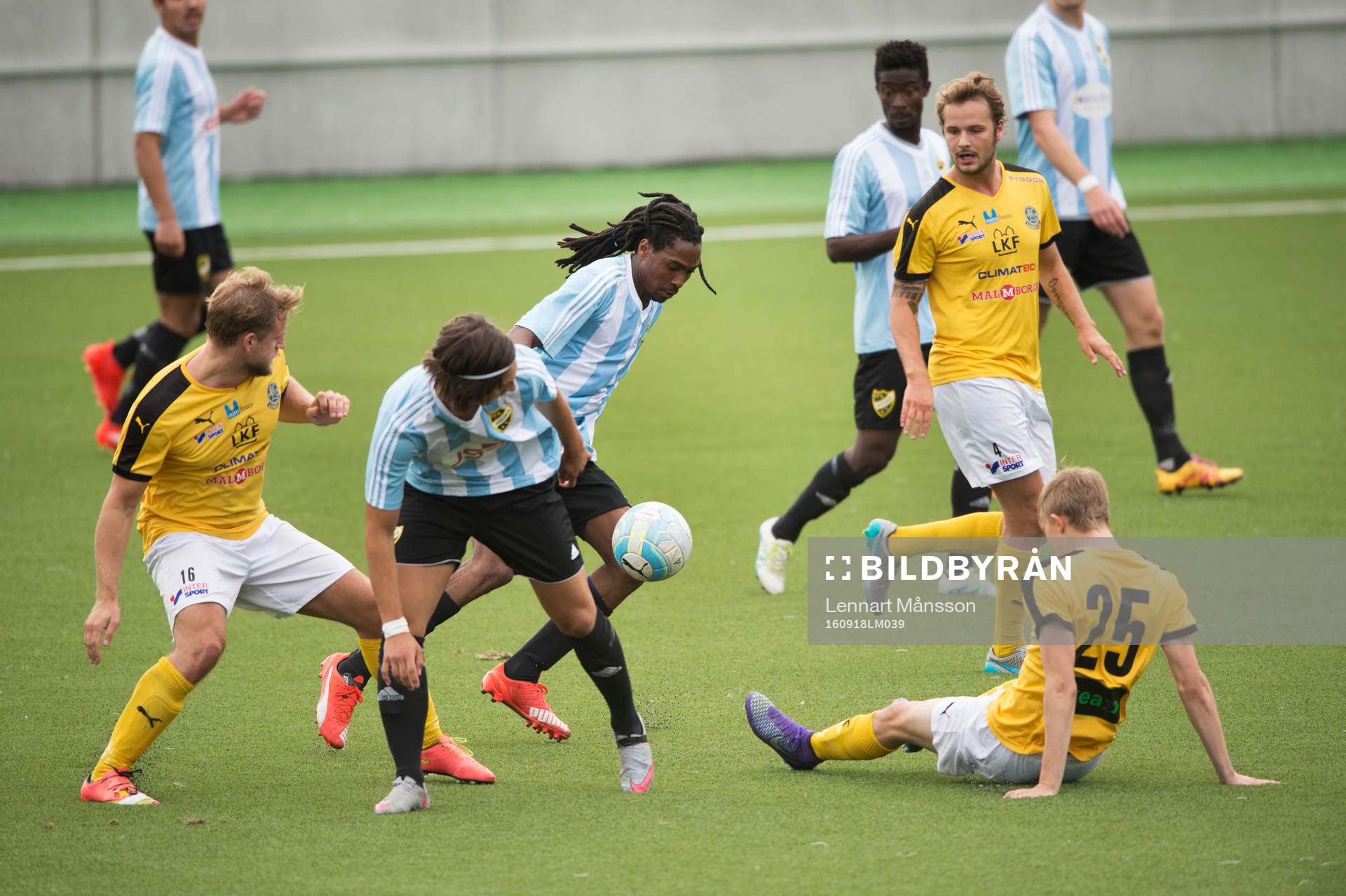 IFK Hässleholms Ayanda Nkili i fotbollsmatchen i division