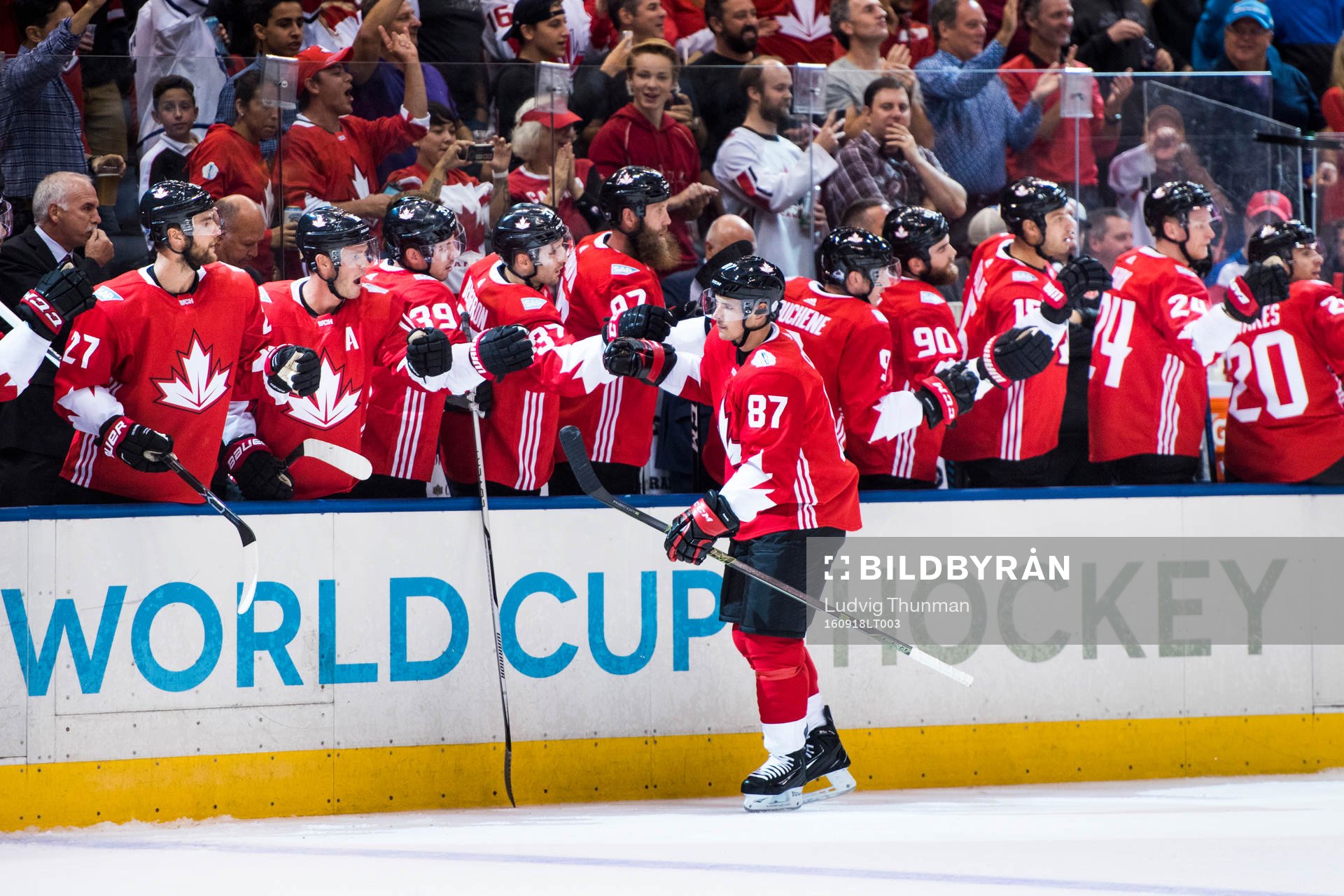 Kanadas Sidney Crosby jublar med lagkamraterna