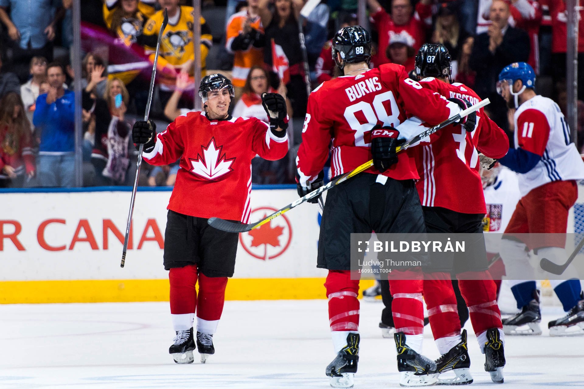 Kanadas Brad Marchand jublar med Brent Burns och Patrice