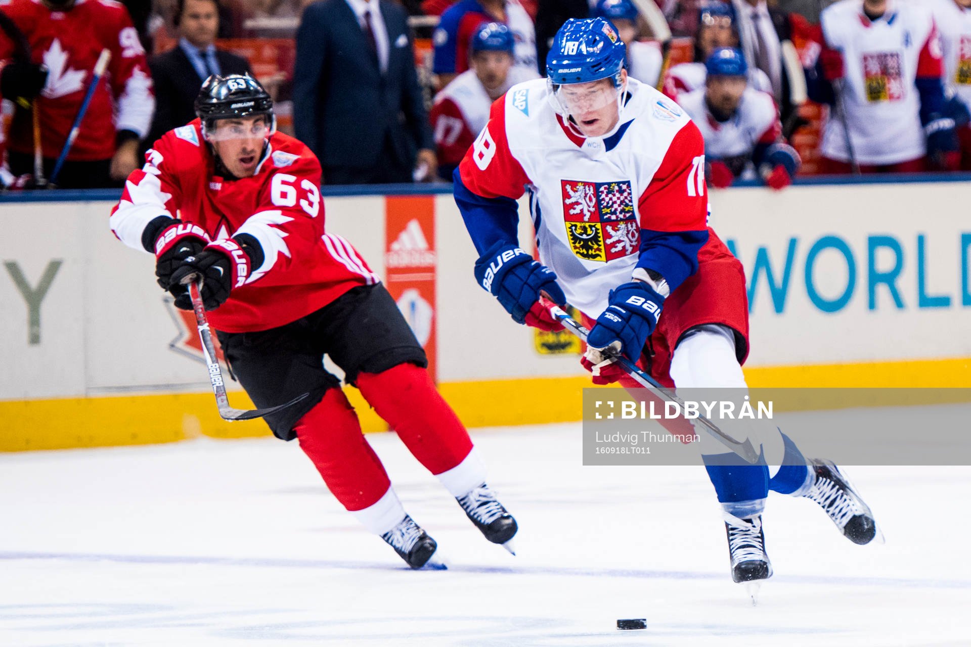 Tjeckiens Ondrej Palat jagas av Kanadas Brad Marchand